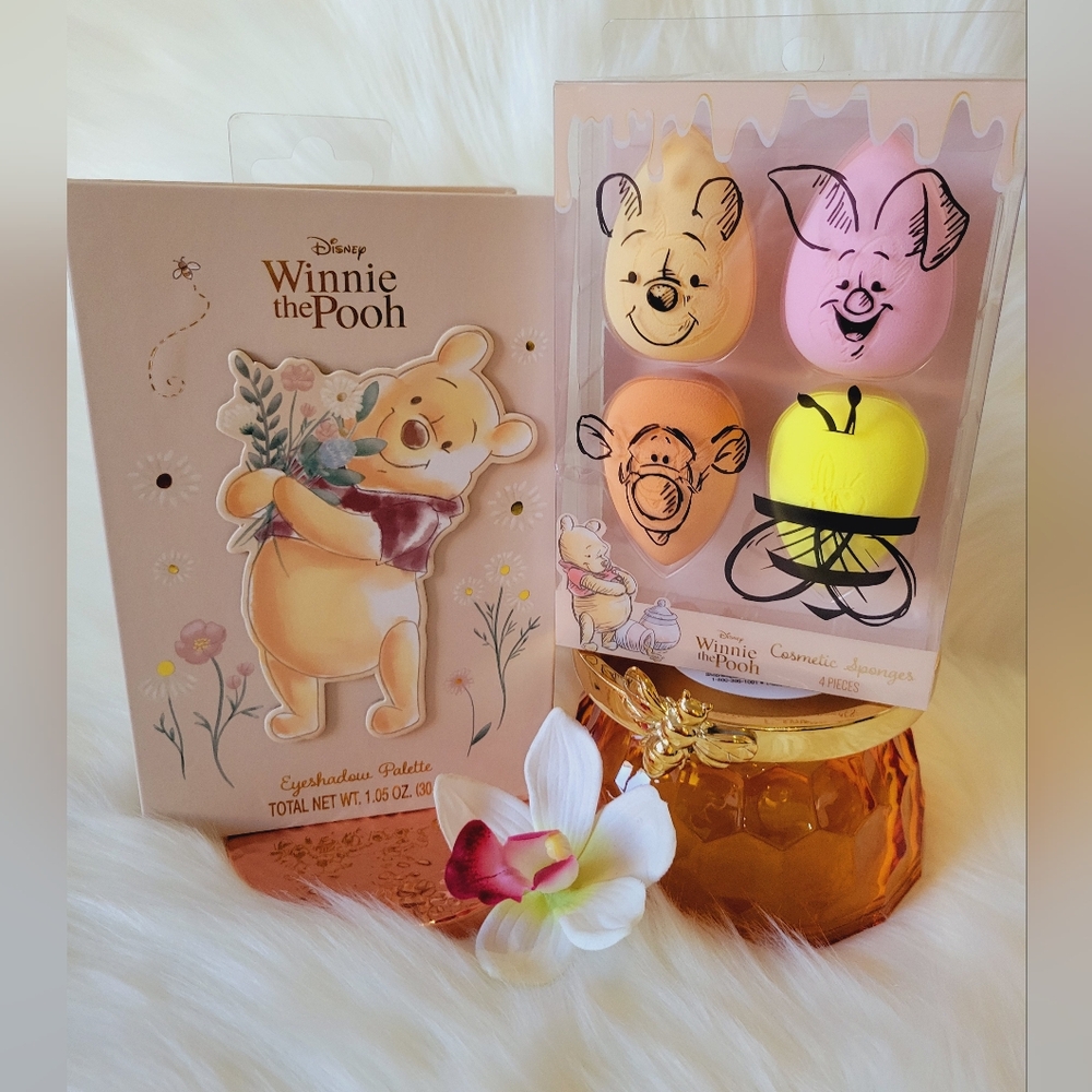 💕💕WINNIE-THE-POOH EYESHADOW PALETTE AND COSMETIC SPONGES💕💕
